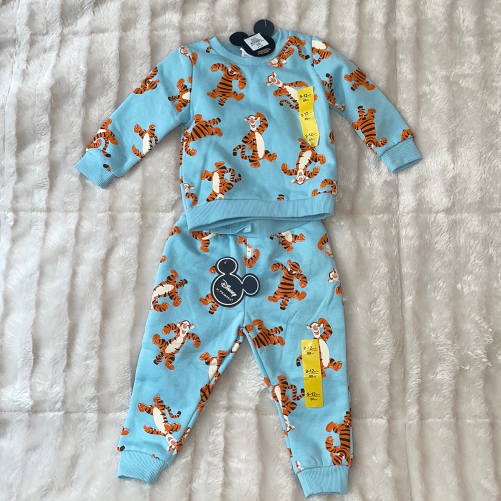 NWT tigger sweatsuit, 9-12 months